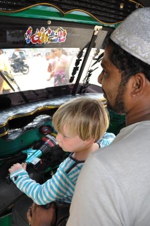 Elia fährt Tuktuk in Colombo